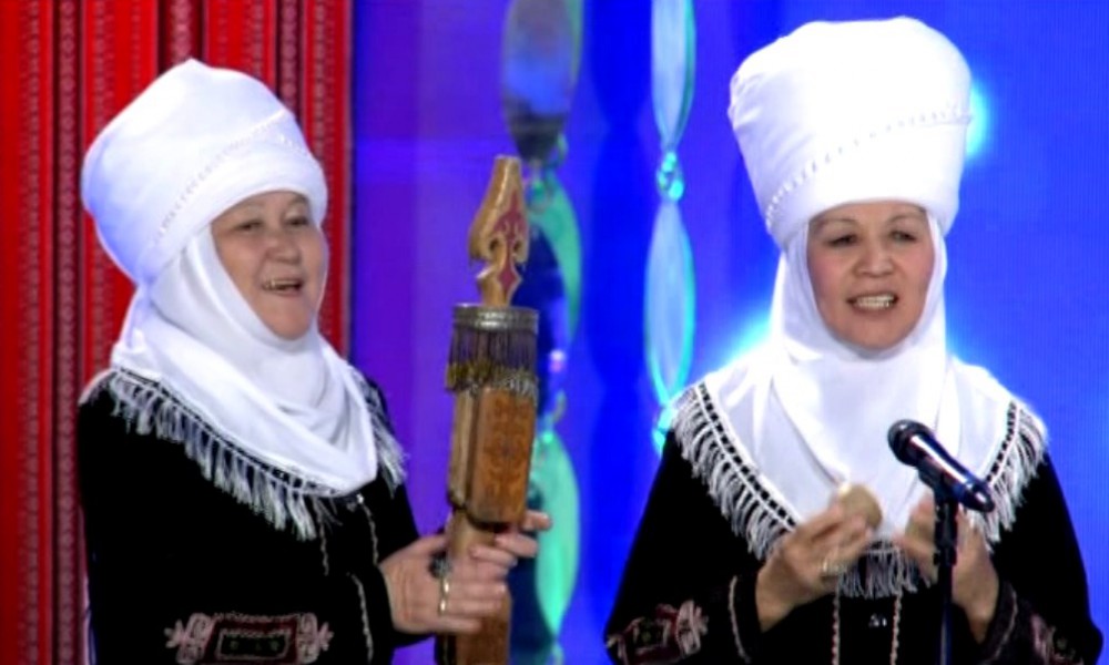 "Асылзат" фольклордук тобу.    Ак-Талаа району