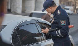 Девушка протащила на капоте сотрудника УПМ 
