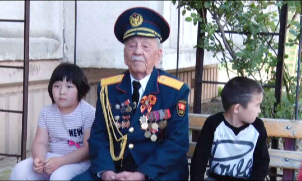 Ардагер, акын жана жазуучу Асек Урманбетов согуш күндөрүн эскерет