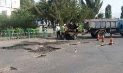 В городе Токмок ремонтируют внутренние дороги 