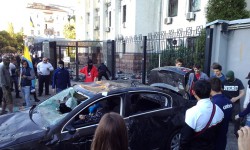 Киевде митингчилер орус элчилигине таш, жумуртка  ыргытышты