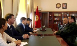 Сапар Исаков встретился с известным киноактером Стивеном Сигалом
