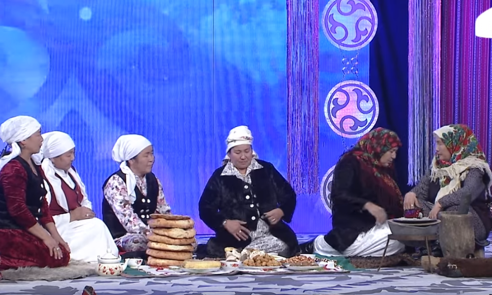 Шайыр апалар /  "Караван айымдары" фольклордук тобу / Кызыл-Кыя шаар