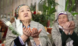 В городе Ош в преддверии 1 октября поздравляют пожилых людей
