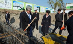 Атамбаев заложил капсулу на месте строительства домов для работников судебной системы