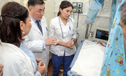 Новорожденного сына этнической кыргызки назвали Алмазбеком