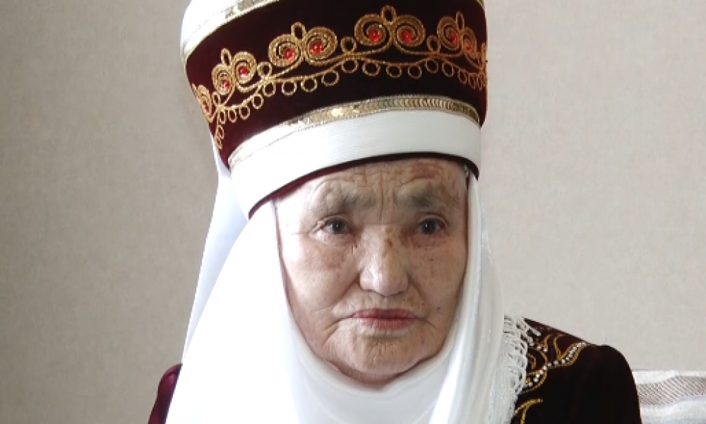Баатыр эне Сапийла Узакбаева 11 бала, 42 небере, 22 чөбөрөнүн чоң апасы