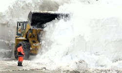 Бишкек-Ош унаа жолунун 133-чакырымында кар көчкү аткыланды
