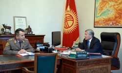 А.Атамбаев принял начальника Генерального штаба Вооруженных Сил P.Дуйшенбиева