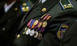  А.Атамбаев вручил государственные награды и президентские часы сотрудникам ГКНБ