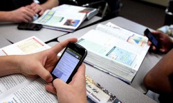 В Кыргызстане предлагают запретить смартфоны в школах