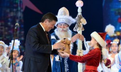 Новогодние подарки от президента получили 70 детей со всего Кыргызстана 