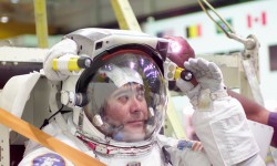Космонавт С.Шарипов ровно 20 лет назад впервые вышел в открытый космос