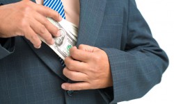 500 млн сомго жакын чыгым алып келген салыкчы камакка алынды