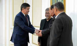 Сооронбай Жээнбеков встретился с авторами Государственного флага