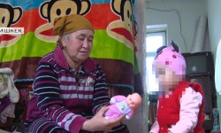 Кто ухаживает за девочкой, потерявшей мать в результате ДТП?