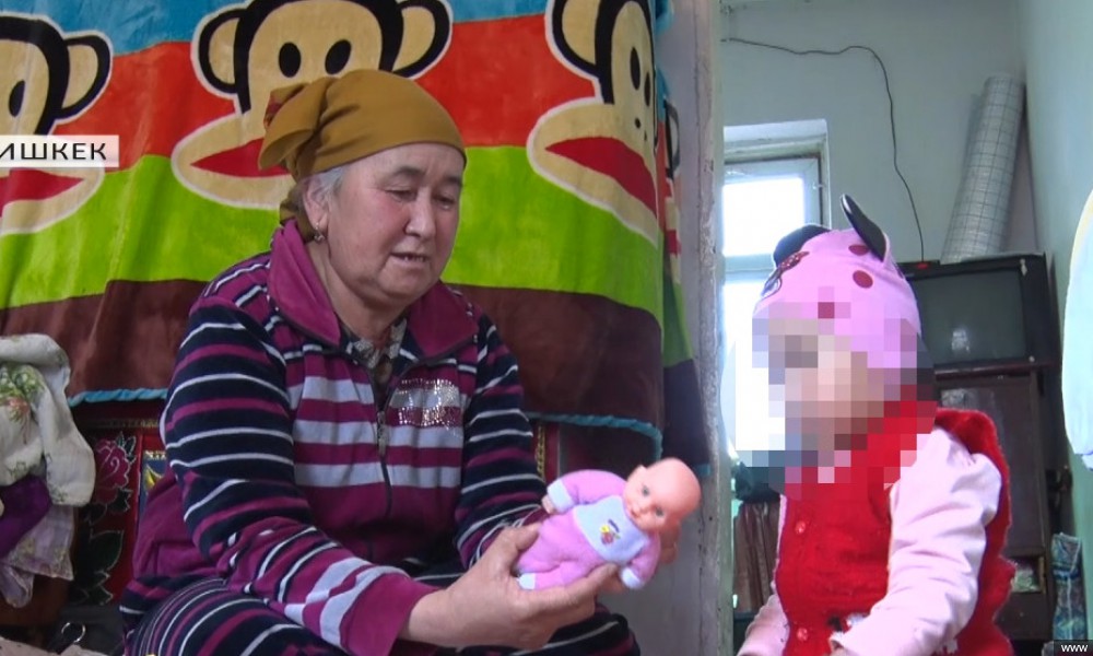 Кто ухаживает за девочкой, потерявшей мать в результате ДТП?