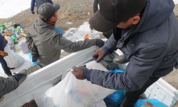 Более 5 тонн мусора вывезли из Иссык-Кульского района