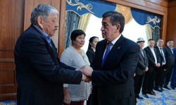 Президент Сооронбай Жээнбеков встретился с героями Апрельской революции