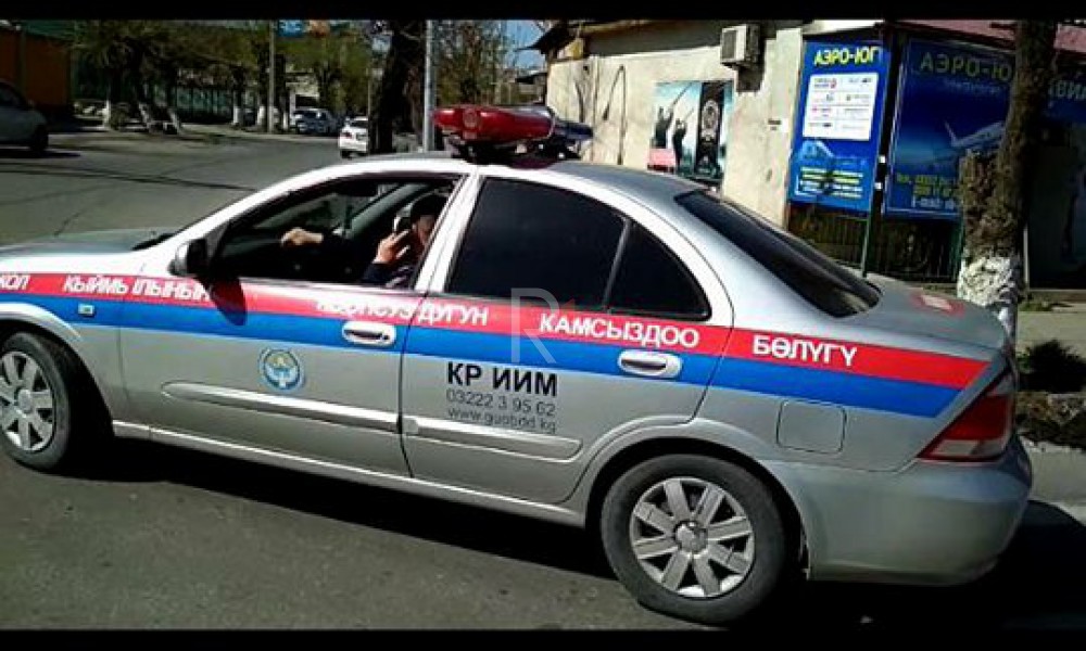 Элдик репортер: в Оше сотрудник МВД нарушает правила дорожного движения 