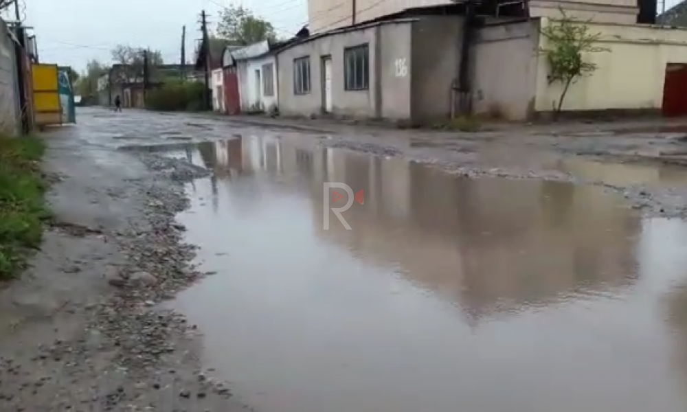 Элдик репортер: жители улицы Васильева "тонут" в лужах грязи...