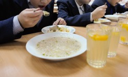 Чем кормят детей в школах и детсадах?