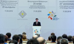 С.Жээнбеков принял участие в конференции в честь 25-летия введения нацвалюты 
