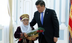 С.Жээнбеков поздравил многодетных матерей и наградил орденом “Баатыр эне”