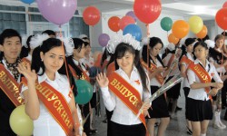 Сегодня последний звонок прозвенел для одиннадцатиклассников