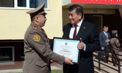 Президент вручил ключи от новых квартир сотрудникам Вооруженных сил КР