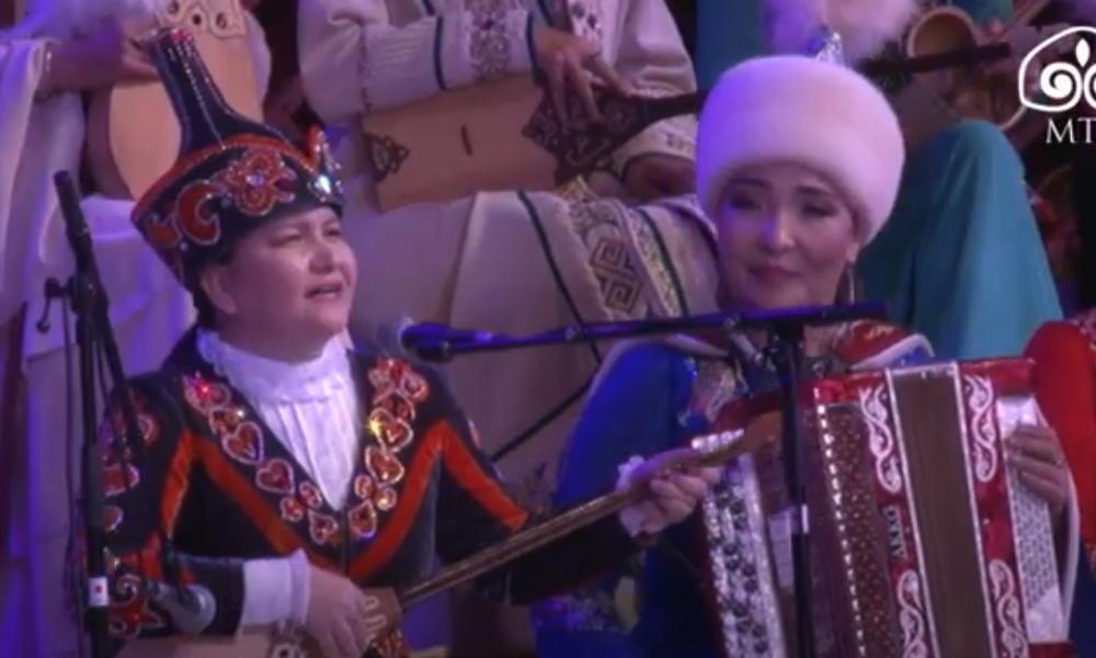 Жансая Мусина менен Азамат Болгонбаевдин айтышы / КЫЗ-ЖИГИТТИН САРМЕРДЕН оюну