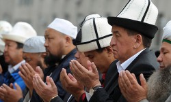 С.Жээнбеков поздравил кыргызстанцев с праздником Орозо айт