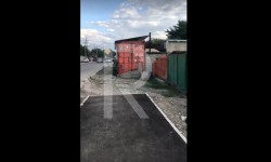 Элдик репортер: недостроенный тротуар упирается в контейнер 