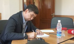 Бишкек мэрлигине талапкер Азиз Суракматов мамлекеттик тилден сынак тапшырды