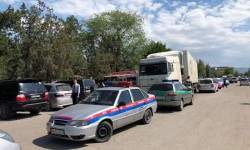 Сотрудники УОБДД Бишкека регулируют проблемные участки дорог
