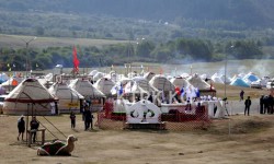 Городок среди величественных гор, состоящий из 1000 юрт