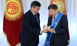 С. Жээнбеков вручил орден «Данакер» генсеку ТЮРКСОЙ Дусанбаю Касеинову