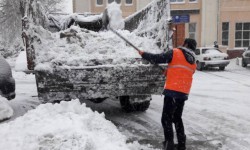 Сотрудники МП «Тазалык» очищают столицу от снега