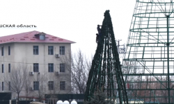 На центральной площади Оша начали устанавливать главную городскую ёлку