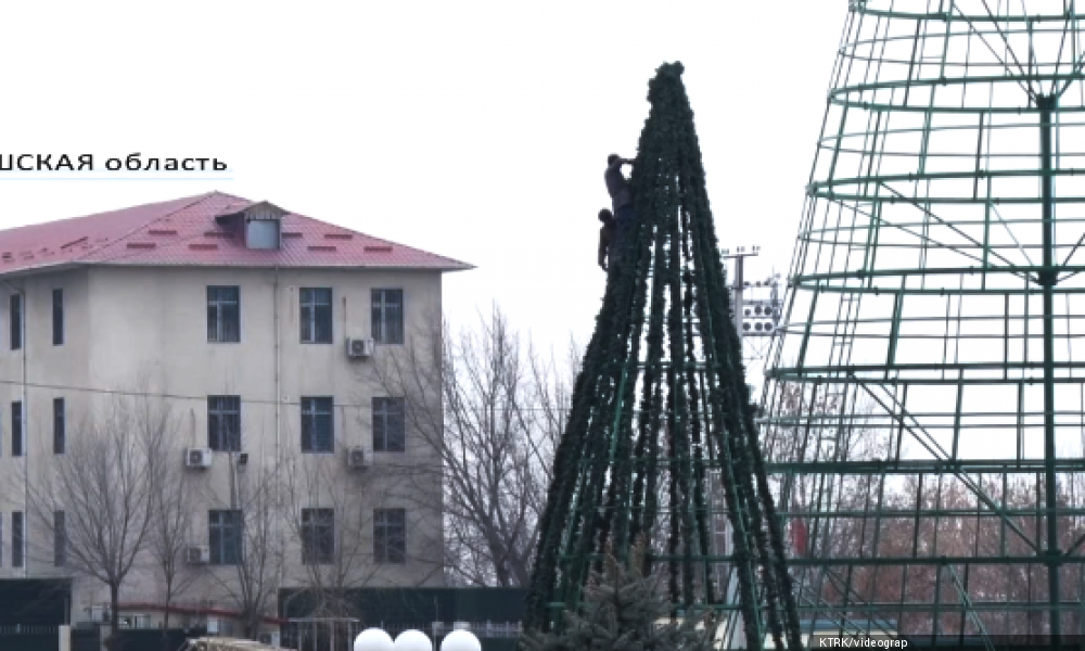 На центральной площади Оша начали устанавливать главную городскую ёлку