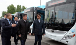 В Бишкек доставили 60 автобусов из Китая, работающих на газе.
