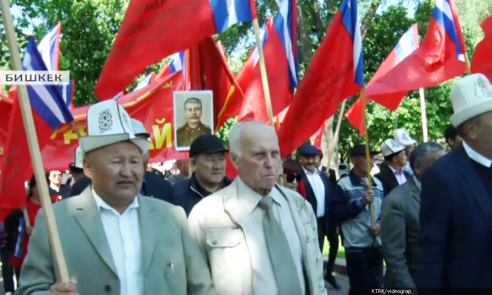 Кыргызстан коммунисттик партиясынын мүчөлөрү жөө жүрүшкө чыгышты