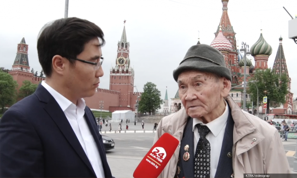 Маршал Жуков үчүн атты параддык жүрүшкө даярдаган кыргыз жоокери