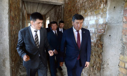 Жээнбеков находится с рабочей поездкой в Иссык-Кульской области