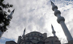 С.Жээнбеков в праздник Орозо Айт посетил центральную мечеть города Бишкек