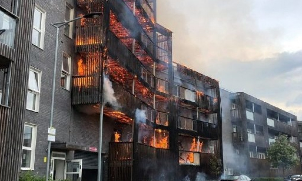 Крупный пожар вспыхнул на востоке Лондона