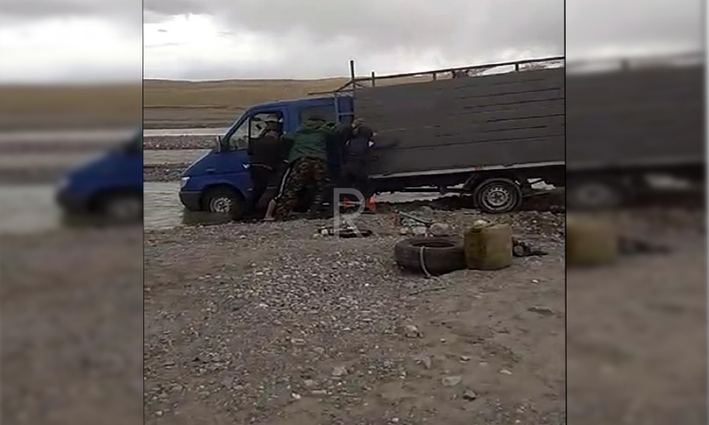 Жети-Өгүз: көпүрөнүн жоктугунан айыл тургундары азап чегүүдө