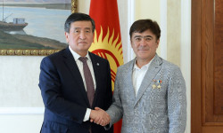 Президент С.Жээнбеков встретился с летчиком-космонавтом С.Шариповым