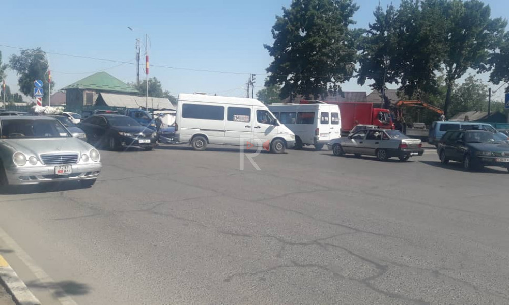 Жибек Жолу-Фучик көчөлөрүнүн кесилишинде жол чырагы иштебей турат