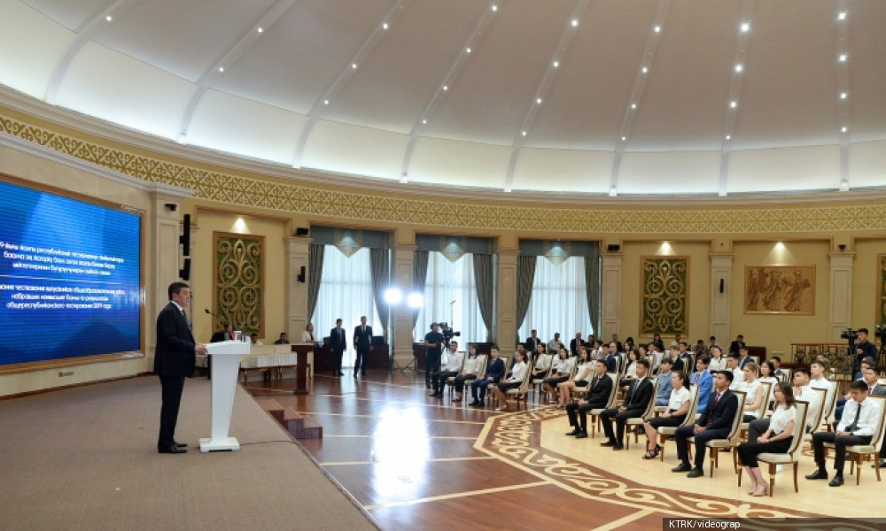 Сооронбай Жээнбеков: Билимдүү жаштар менен өлкөбүздүн бардык тармагын өркүндөтөбүз